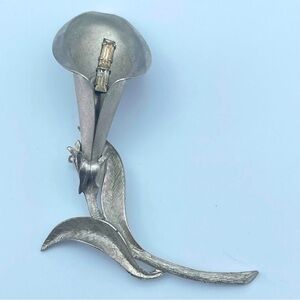 Vintage Calla Lily Floral Brooch – Silver-Tone Art Deco Style